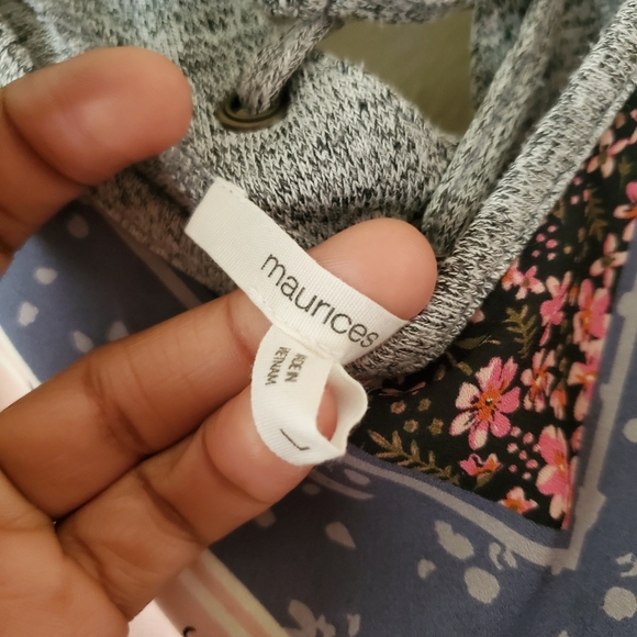 Maurices Gray V-Neck Graphic Print Back Short Sleeve Pullover Blouse Siz… - Picture 3 of 8